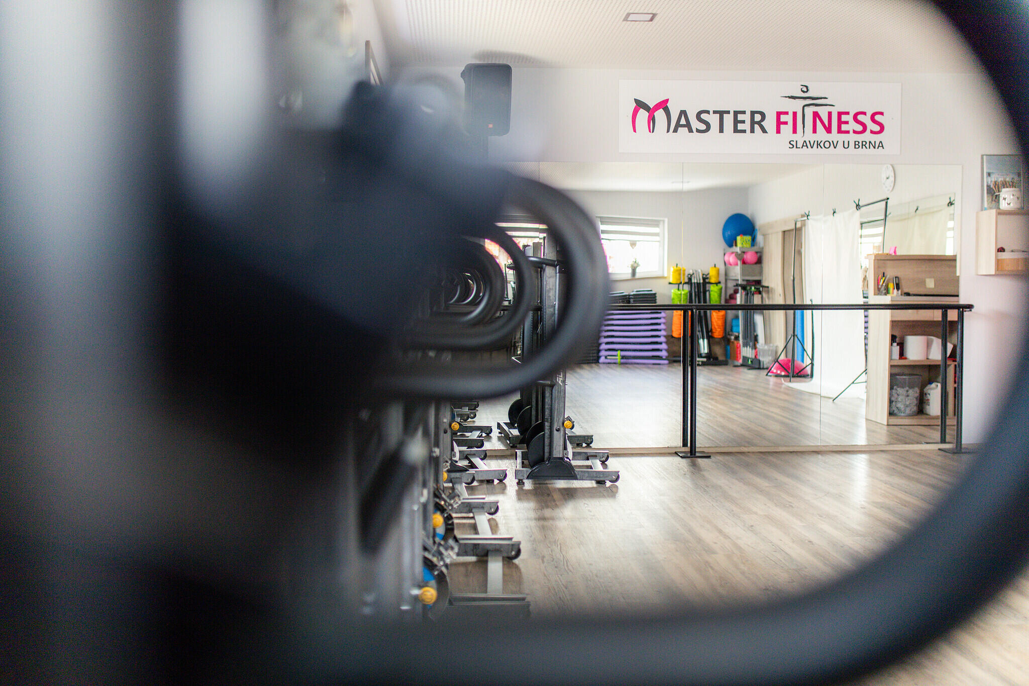 Pohled do sálu Master Fitness přes stroje Alpin Hill