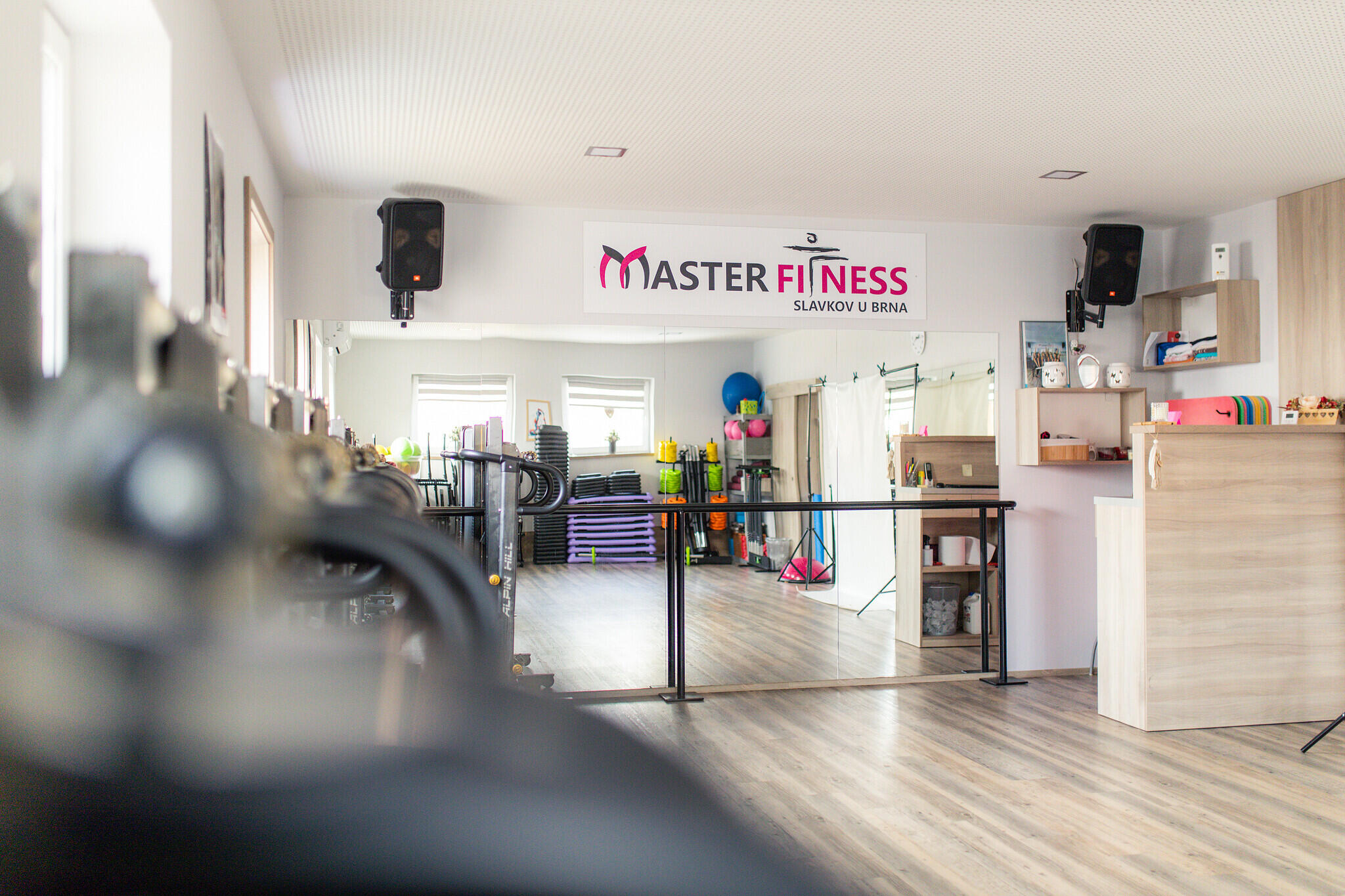 Celkový pohled na světlé studio Master Fitness