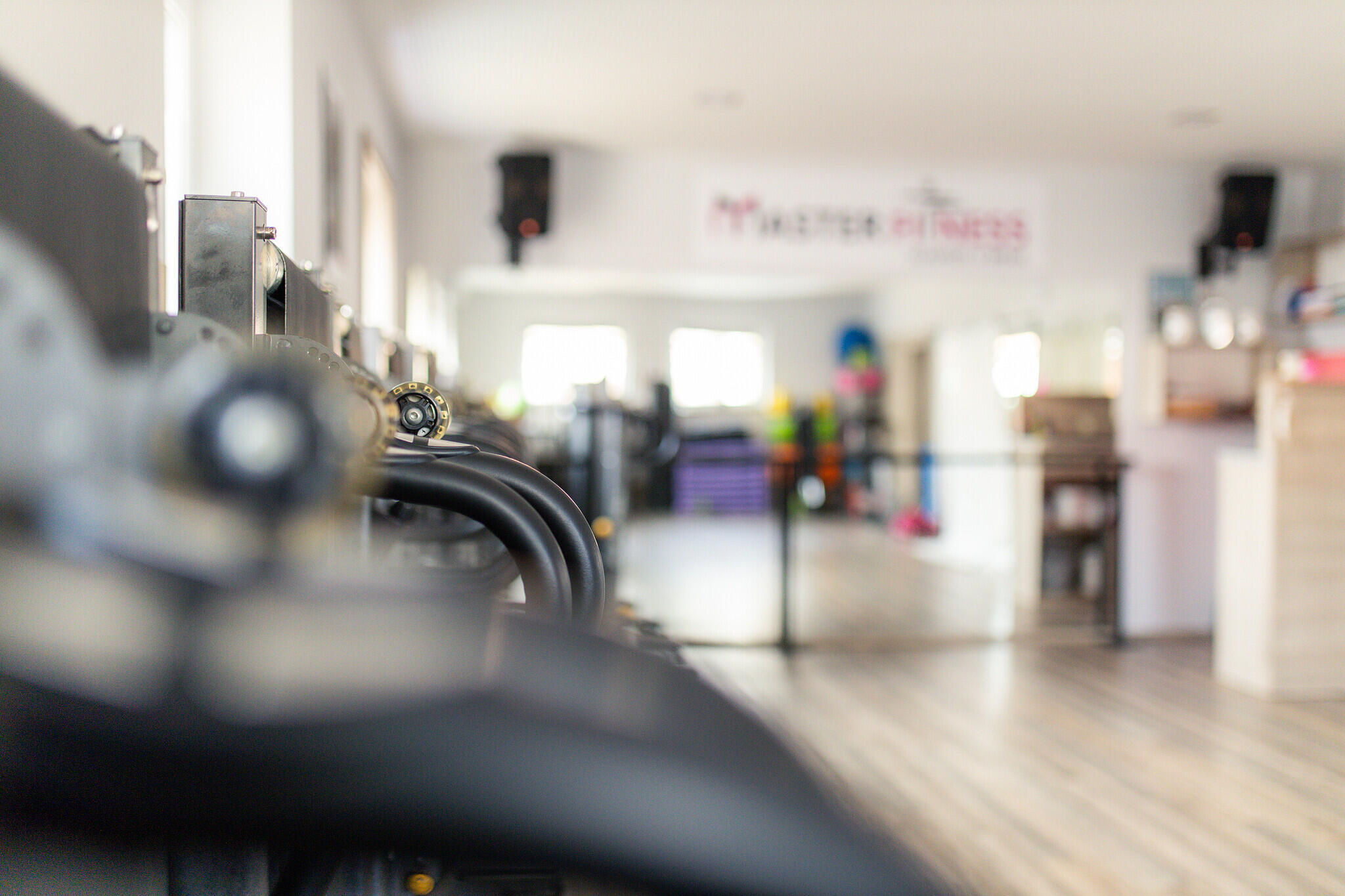 Detail vybavení s interiérem Master Fitness v pozadí